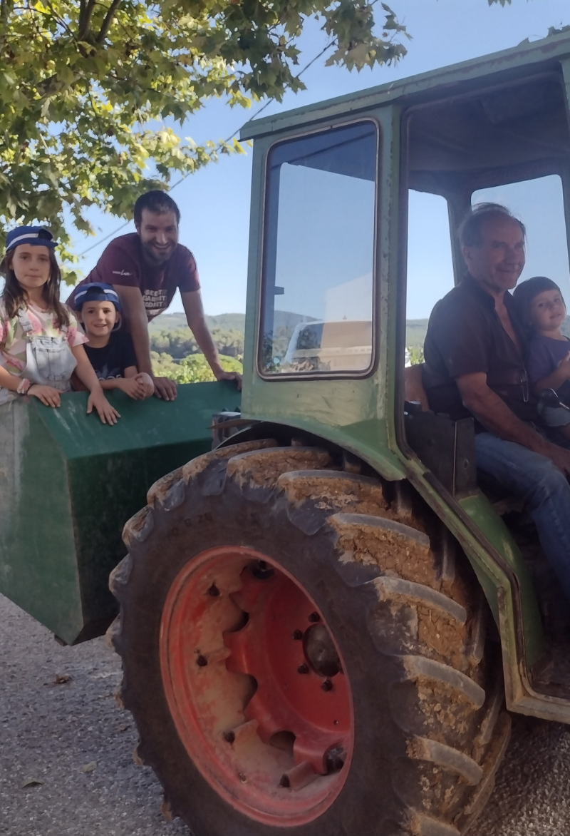 Membres de la família de Cal Joan Grill amb el tractor